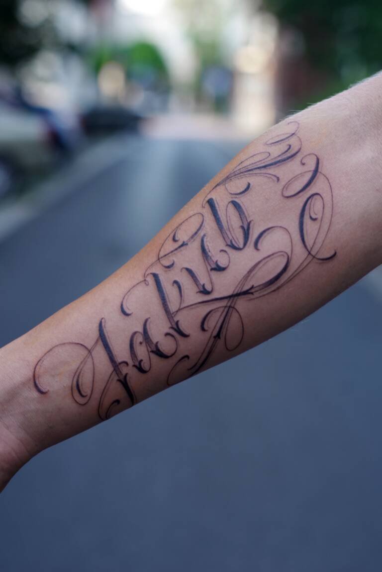 kleoistyping katowice tatuaż kaligraficzny tatuaż literki cyferki pisany tattoo
