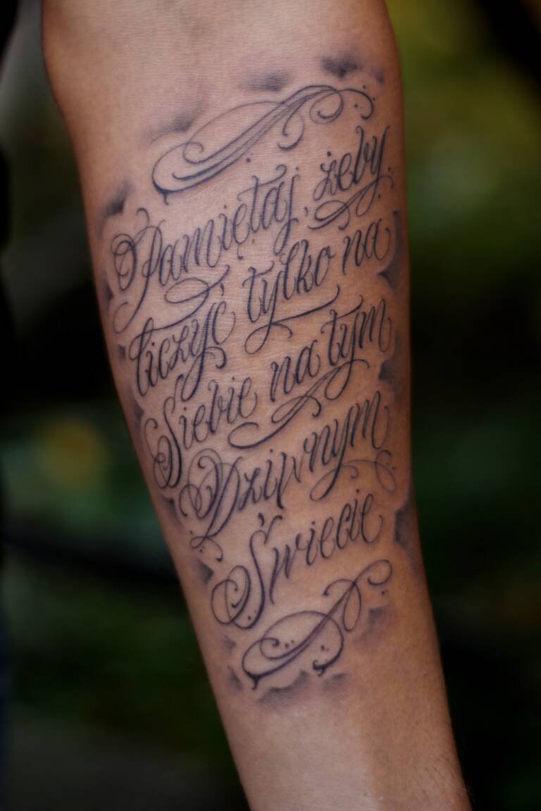 kleoistyping katowice tatuaż kaligraficzny tatuaż literki cyferki pisany tattoo klementyna malczewska