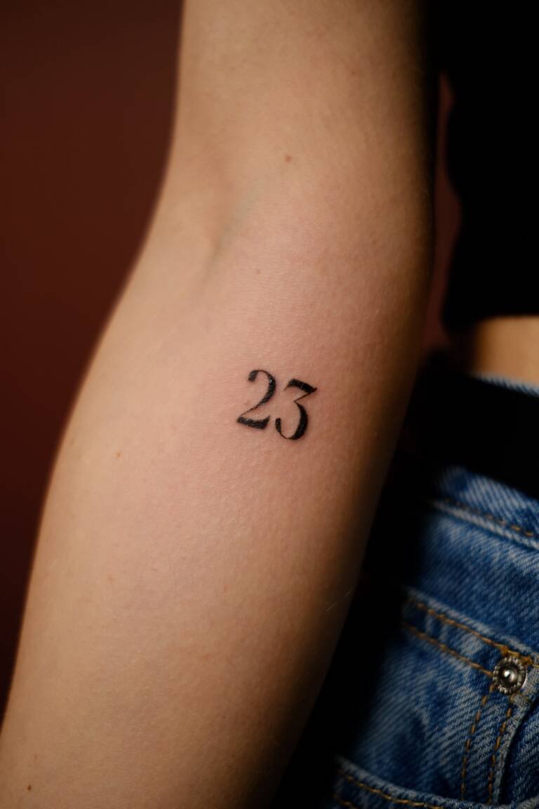 kleoistyping katowice tatuaż kaligraficzny tatuaż literki cyferki pisany tattoo wiek tattoo