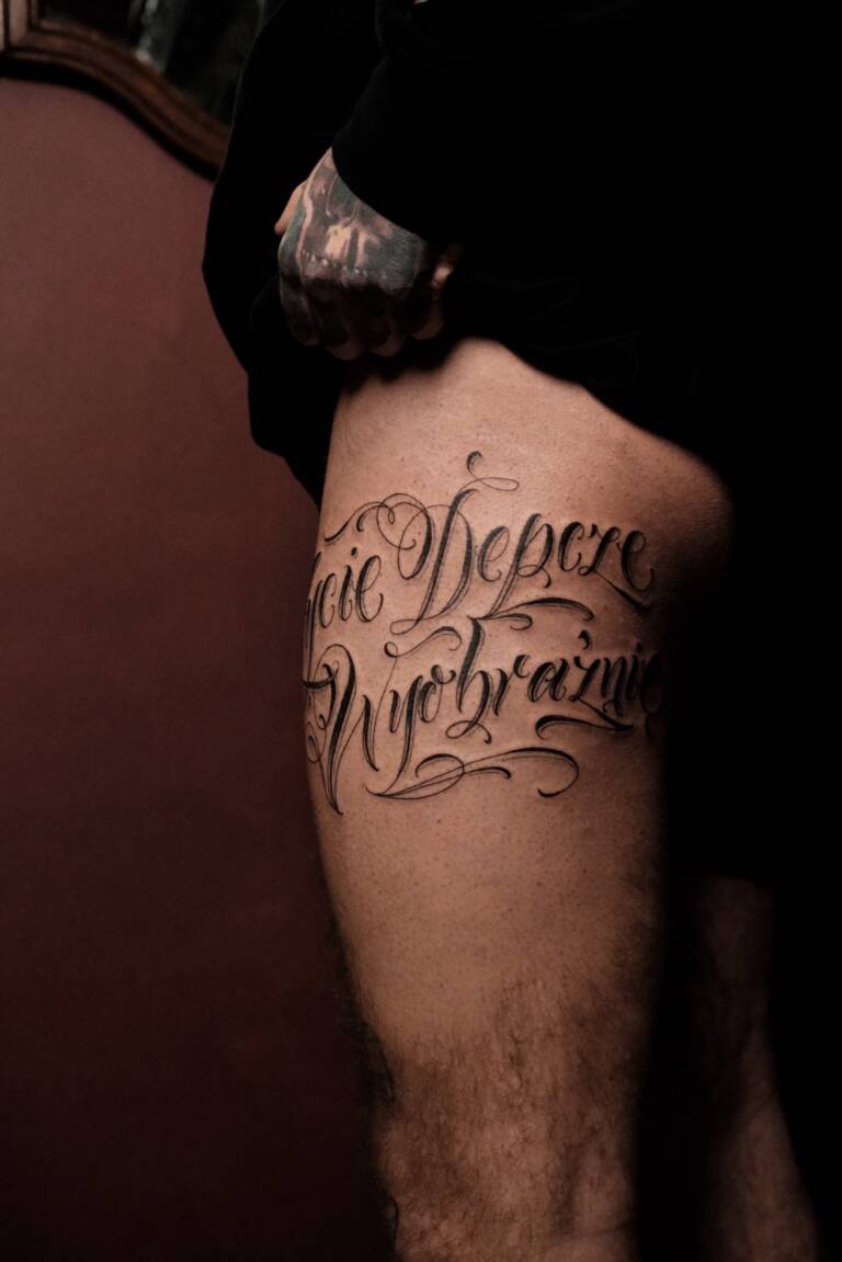 kleoistyping katowice tatuaż kaligraficzny tatuaż literki cyferki pisany tattoo