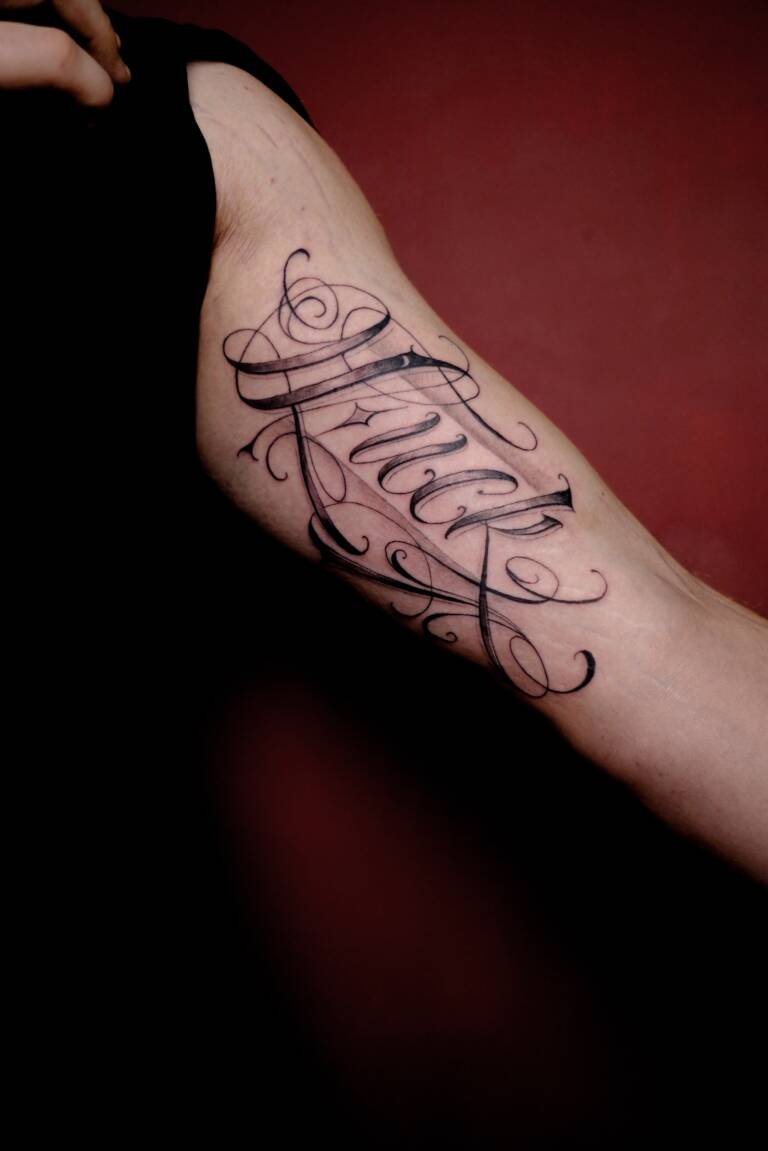 kleoistyping katowice tatuaż kaligraficzny tatuaż literki cyferki pisany tattoo